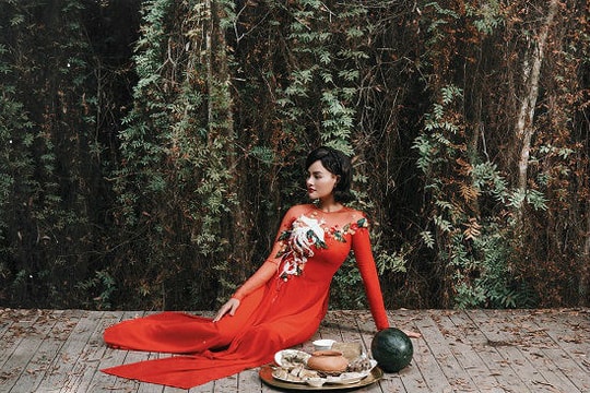 Vũ Thu Phương tái xuất làm mẫu trong áo dài tự thiết kế