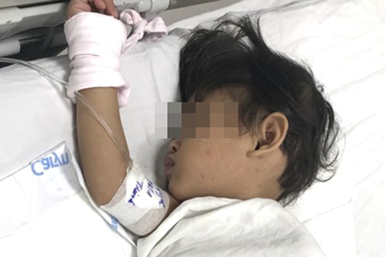 Sốc: Bé gái 3 tuổi bị mẹ cho uống thuốc diệt cỏ để cùng chết