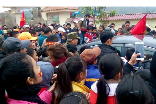  Công Phượng “bị” người dân quê nhà vây chặt, lãnh đạo huyện phải mở lối thoát