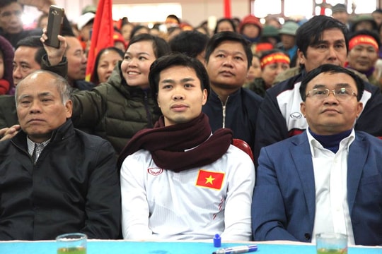 Hàng nghìn người dân đội mưa rét đón cầu thủ Công Phượng trở về quê