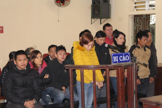 Nhóm sơn nữ vướng lao lý vì tham gia đánh bạc bằng "xóc đĩa"