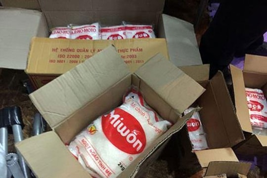 Tạm giữ hai vợ chồng đóng gói, bán mì chính giả các thương hiệu lớn