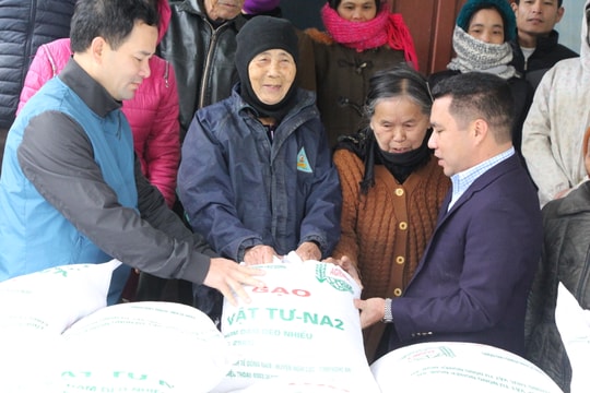 Tổng Công ty Vật tư nông nghiệp Nghệ An trao gần 80 tấn gạo cho người nghèo 