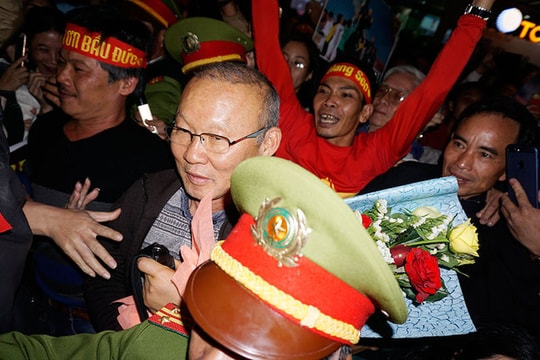 Bầu Đức đón tiếp HLV Park Hang-seo tại phố núi