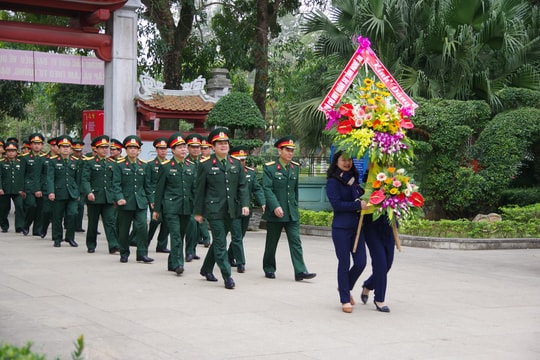 Bộ CHQS tỉnh dâng hương tại Khu di tích Kim Liên và Nghĩa trang Liệt sỹ Thành phố Vinh