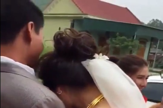 Về nhà chồng, cô gái Nghệ An khóc nức nở không muốn xa bố đẻ