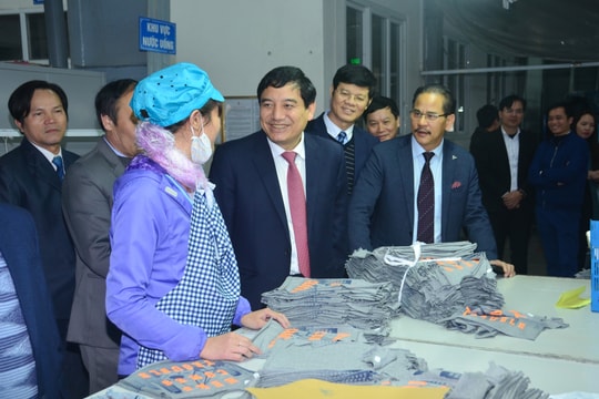 Bí thư Tỉnh ủy tặng quà Tết công nhân và người nghèo