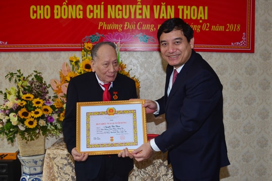 Bí thư Tỉnh ủy trao Huy hiệu 70 năm tuổi Đảng tặng đảng viên lão thành