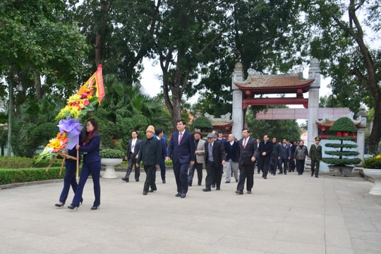 Lãnh đạo tỉnh dâng hoa nhân kỷ niệm 88 năm ngày thành lập Đảng