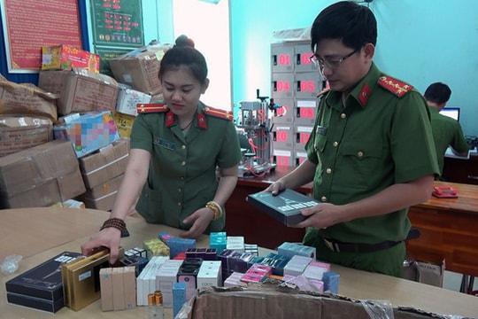 Hàng ngàn chai nước hoa giả 'phù phép' từ hóa chất Trung Quốc