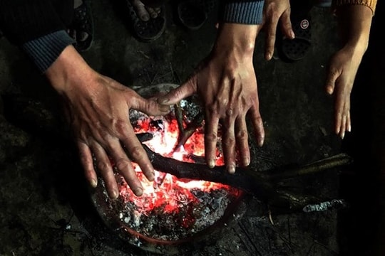 Muôn kiểu đốt lửa xua giá rét ở huyện biên giới Nghệ An