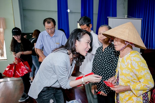 Mỹ Tâm dành 5 tỷ đồng tiền bán đĩa làm từ thiện