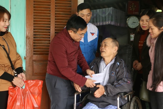 Nhóm “Đô Lương chia sẻ yêu thương” trao quà Tết gia đình chính sách, hộ nghèo