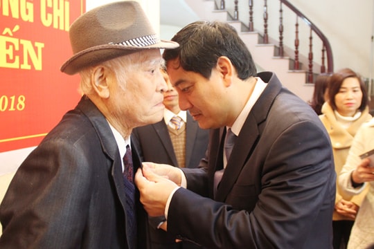 Đồng chí Nguyễn Đắc Vinh trao Huy hiệu 70 năm tuổi Đảng tại Thành phố Vinh