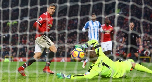 Sanchez ghi bàn đầu tiên giúp Man Utd thắng "trận đấu vật"