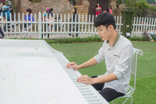 Chàng công an điển trai khiến cư dân mạng xôn xao khi đứng làm nhiệm vụ ở sân bay Vinh