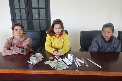 Nhóm phụ nữ dùng băng dính trộm tiền trong hòm công đức