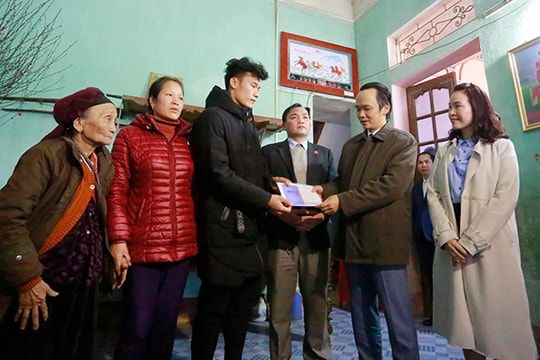 Mạnh Thường Quân tới tận nhà trao thưởng 500 triệu đồng cho Bùi Tiến Dũng