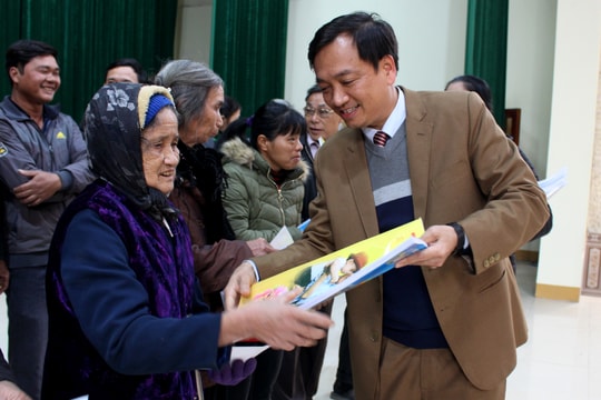 Báo Nghệ An, Công ty CP Xây dựng Tân Nam trao quà Tết các hộ nghèo xã Hưng Châu 