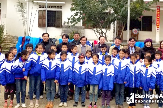 203 áo ấm đến với học sinh Tiểu học Quang Phong 2 (Quế Phong)