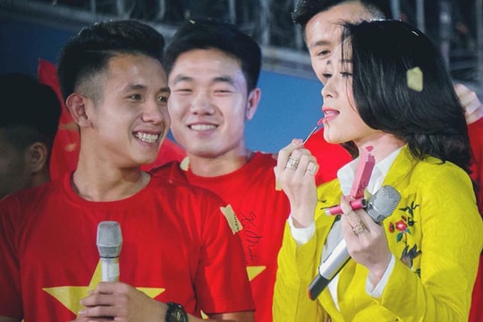 Công Phượng mang son của Hồng Duy tặng cho Mỹ Tâm