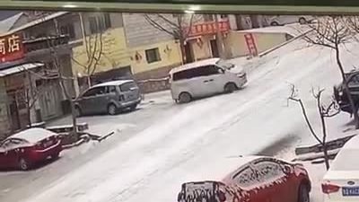 Pha đỗ xe gọn không tưởng trên dốc trơn