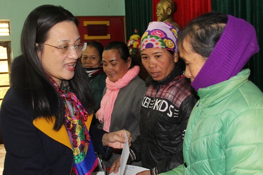 Phó Chủ tịch HĐND tỉnh tặng quà Tết người nghèo huyện Diễn Châu