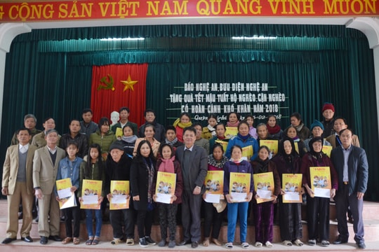 Báo Nghệ An và Bưu điện tỉnh tặng quà Tết cho người nghèo xã Quỳnh Nghĩa 