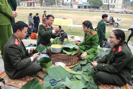 Nấu bánh chưng tặng người nghèo dịp Tết