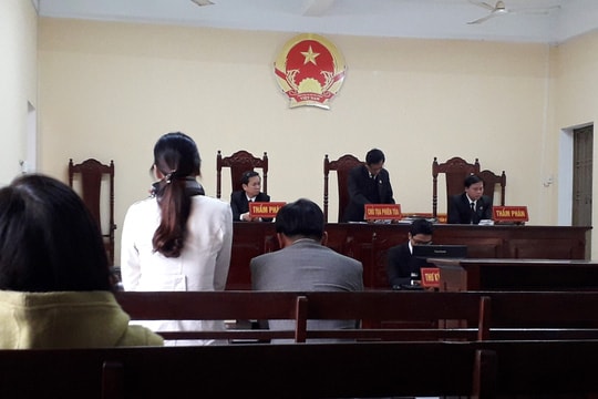 Đăng bánh có dòi lên Facebook, phải bồi thường 12 triệu đồng