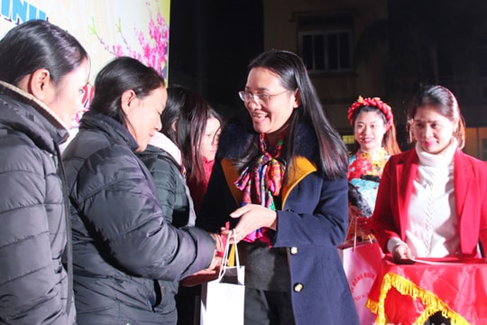 Phó Chủ tịch HĐND tỉnh tặng quà Tết cho người nghèo thành phố Vinh
