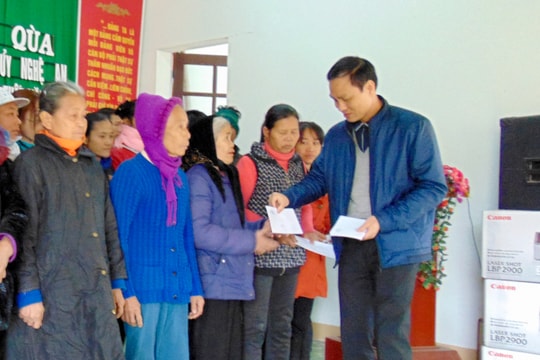 Văn phòng Tỉnh ủy tặng quà Tết cho người nghèo và Mẹ Việt Nam Anh hùng