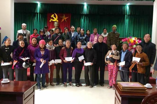 Trao sổ tiết kiệm, quà Tết cho các gia đình thân nhân liệt sỹ