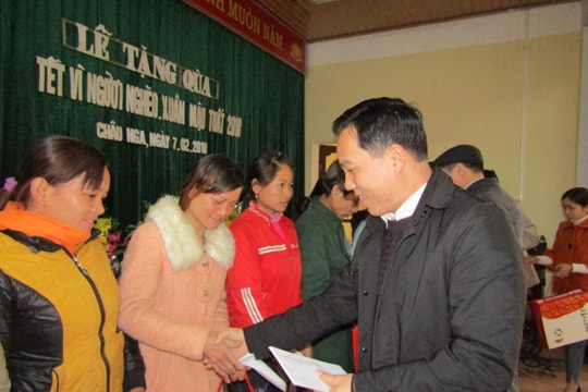 Ban Tổ chức Tỉnh ủy tặng quà Tết cho người nghèo huyện Quỳ Châu 