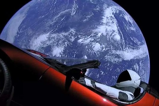 Siêu xe điện bay vào vũ trụ trên tên lửa mạnh nhất thế giới