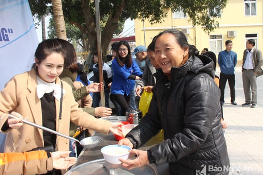 Ấm áp chương trình “Bát cháo tình thương” cho bệnh nhân nghèo 