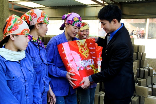 Tỉnh đoàn thăm, tặng quà Tết cho công nhân 