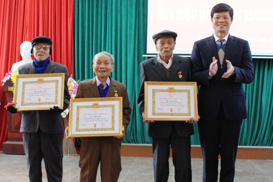 Phó Chủ tịch Thường trực UBND tỉnh trao Huy hiệu Đảng cho đảng viên  tại thị xã Thái Hòa