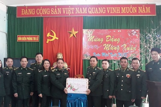 BĐBP Nghệ An tặng 110 suất quà Tết tại xã biên giới Tri Lễ