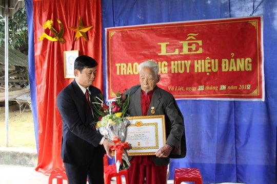 Trưởng Ban Dân vận Tỉnh ủy trao Huy hiệu 70 năm tuổi Đảng tại Thanh Chương