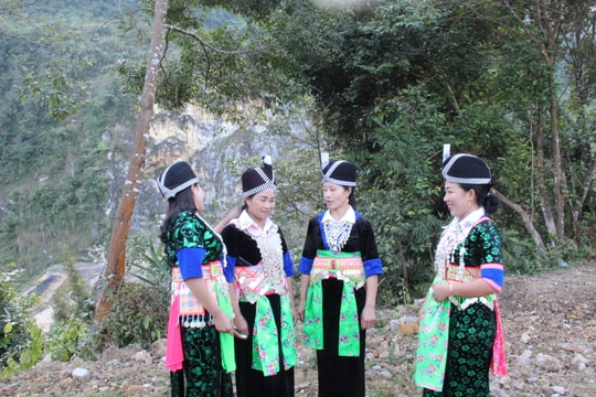 Những sơn nữ - "hạt giống đỏ" ở rẻo cao