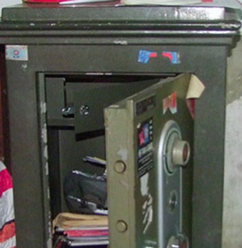 Thuê thợ đến phá két sắt nhà hàng xóm