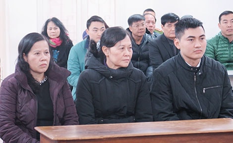 Cựu Phó Hiệu trưởng và con trai lừa đảo cả trăm tỷ đồng