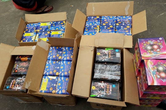 Công an Diễn Châu tiêu hủy 215 kg pháo và vũ khí các loại