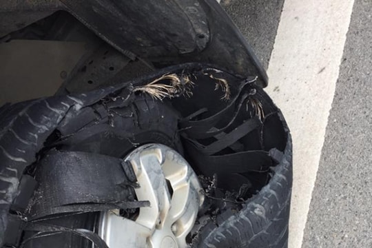 Cháu bé 5 tuổi tử vong thương tâm vì xe ô tô đâm vào xe chở cát dừng bên đường