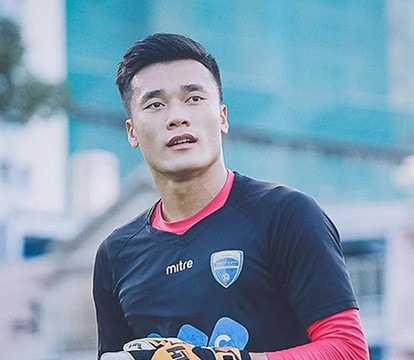 Nghị lực vượt khó của thủ môn Bùi Tiến Dũng vào đề thi chuyên Văn