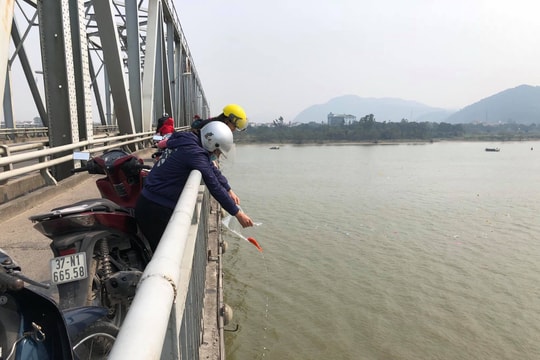 Muôn kiểu thả cá chép tiễn ông Táo ở Nghệ An