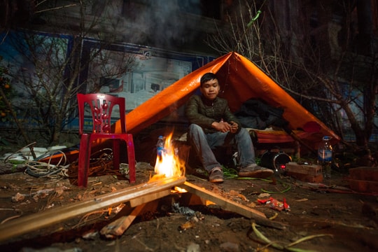 Thương lái thành Vinh “cùng ăn, cùng ngủ” với đào, quất Tết