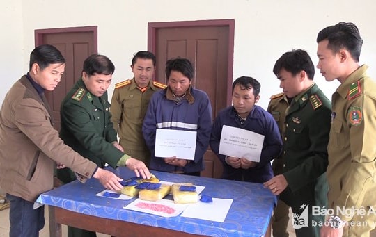 Trao thưởng Công an tỉnh Xiêng Khoảng (Lào) trong chuyên án 18.000 viên ma túy