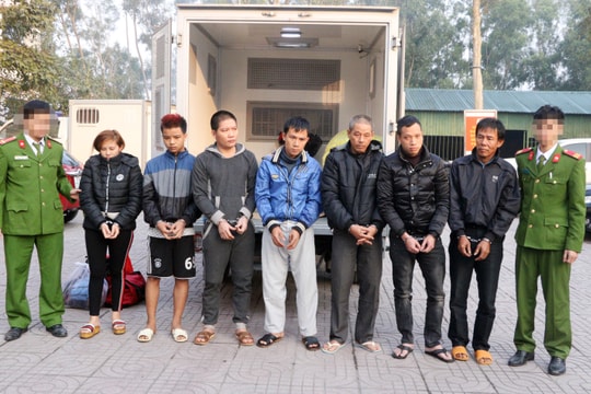 Khen thưởng tổ công tác bắt giữ 12 đối tượng truy nã về quy án